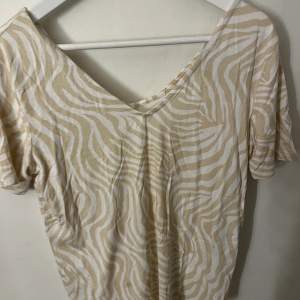 Säljer en beige t-shirt med leopardmönster i storlek M från Gina Gina tricot, endast använd vid ett tillfälle. 