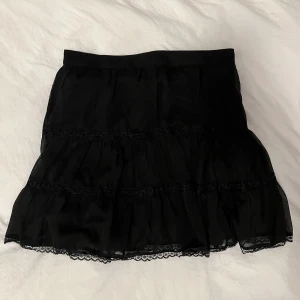 Svart Volangkjol  - Volangkjol med spets, knappt använd och i fint skick!