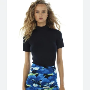 Svart kortärmad polo  - Svart polo i trikå! 