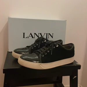 Lanvin - Tja säljer mina lanvins då jag är sugen på något nytt. Skorna finns de knappt något fel på bara toecapen som har slitage men de syns knappt. 🧧Skicket är 8/10🧧box och dustbag finns ej dock har jag en från ett par andra som man kan få med🙌