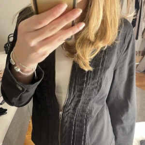 Jeansjacka - Tröja/jacka i jeansmaterial skulle jag säga, passar perfekt att ha utanpå en tunnare tröja inomhus eller till våren/hösten! Inga defekter förutom att dragkedjan är i guldfärg, vet dock inte om den var det som ny💓