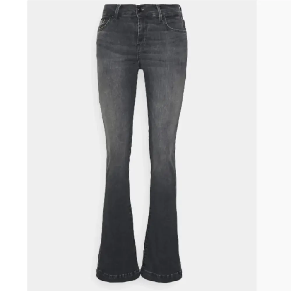 Säljer dessa LTB jeans köpta som inte har kommit till användning!!💓💓 köpta från zalando, originalpris: 828:-. Jeans & Byxor.