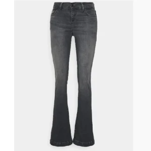 LTB jeans - Säljer dessa LTB jeans köpta som inte har kommit till användning!!💓💓 köpta från zalando, originalpris: 828:-