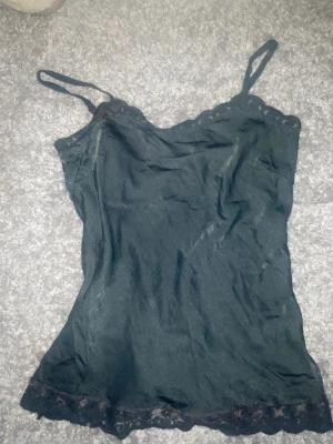 Lite genomskinligt linne🫶🏻 - Fint spetslinne med lite mesh, skulle säga att den är en small eller medium🥰