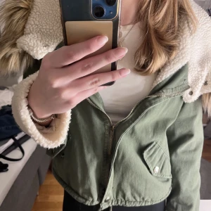 Mysig jacka! - Rensar garderoben och hittade denna mysiga jacka med Teddy fluff på insidan. Perfekt till kallare höstdagar. Hittar ingen storlek men passar en S💕