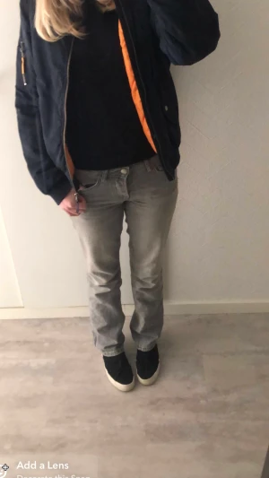 Gråa jeans  - Hejsan, säljer dessa as snygga jeans från lager 157. Som nya och sitter perfekt. Jag är 170 och dom sitter perfekt i längd.🙏🏽💓