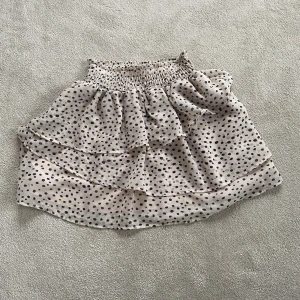 Kjolar - Säljer dessa fina kjolar. Den prickiga är från HM, den med blommor från Lindex och den med ormmönster från KappAhl. De är i bra skick nästan aldrig använda. Säljs styckvis, men pris kan diskuteras om man vill köpa mer än en. Köparen står för frakten😊