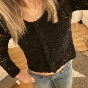 Hålstickad kofta med knappar - Så fin vintage hålstickad kofta med knappar från märket Rosebud💕Den är stickad i ett super fint blommigt mönster💕Den är i använt skick men har inga störte defekter, den jag hittat syns på bild 2💕💕