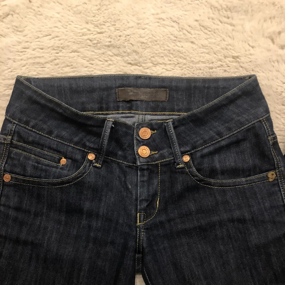 🌸 säljer dessa superfina lågmidjade jeans då de inte längre kommer till användning! 🌸Storleken är 29-32💕 fråga gärna ifall du vill ha fler bilder och tryck helst på köp nu💕💕. Jeans & Byxor.
