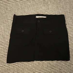 Trendig Vero Moda knapp kjol❤️ - Mini Kjol från vero Moda med knapp fickor❤️ Endast använd 2 ggr.  Strl 34!