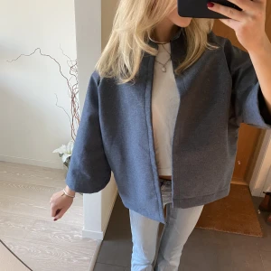 Kofta/ jacka  - Såå fin trekvartsärmad kofta/ jacka som jag köpt secondhand och det står tyvärr inget märke i❤️ den är i bra skick och motsvars storlek xs-m