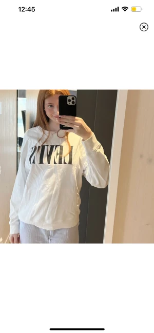 Levi’s tröja - Levi's tröja relaxed fit. Lite skrynklig på bilderna då den legat inne i garderoben länge utan användning. annars mycket fint skick