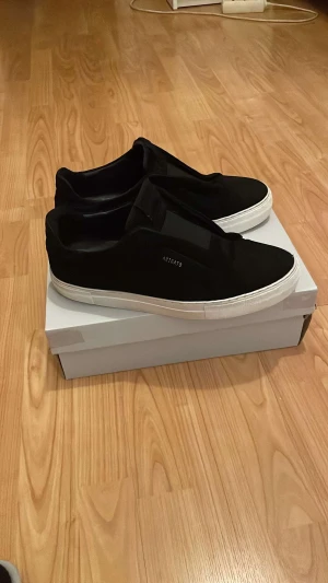 Arigato skor - Svarta snygga arigato skor i ett bra skick, tecken på användning endast genom att de är lite smutsiga men en tvätt och de är som nya. Kan gå ner i pris vid snabb affär❤️