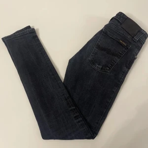 STEAL! Nudie Jeans - STEAL! | Nudie | Storlek 28/32 | Skick 9,5/10 | Nypris 1699kr  OBS! De är mörkblå inte svarta som det kanske ser ut på bilderna!