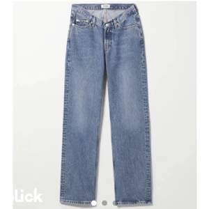 Säljer dessa lågmidjade jeansen från Weekday 26/32 (XS) då de är för små för mig!🫶🏼