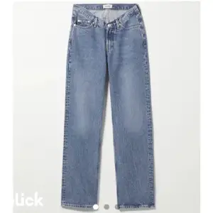 Säljer dessa lågmidjade jeansen från Weekday 26/32 (XS) då de är för små för mig!🫶🏼