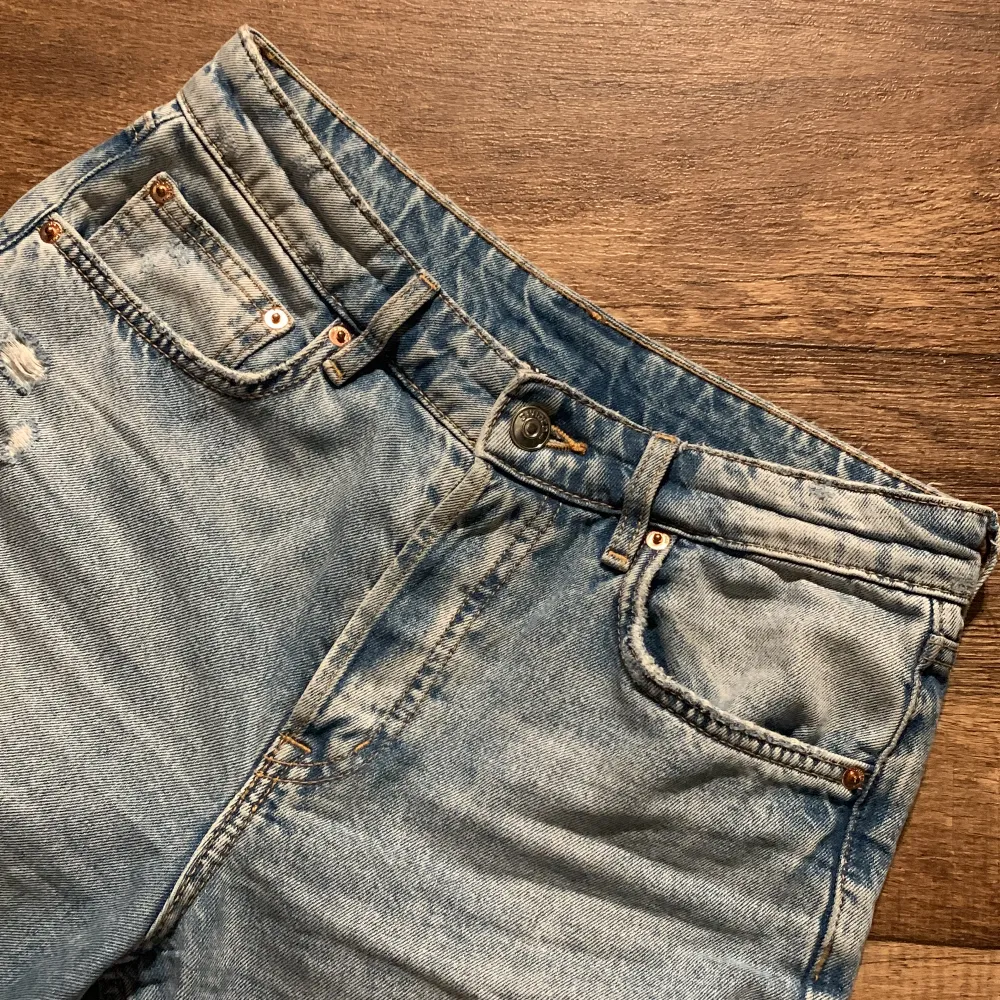 Ljusblåa jeans med hål. Trådarna över hålen på knäna är lite trasiga men det är inget man tänker på då det ska vara lite ”messy”.🩵. Jeans & Byxor.