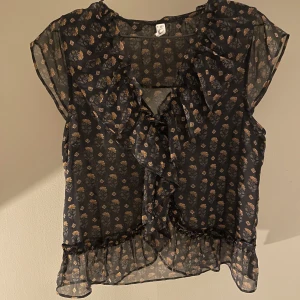 Blus från mango - Säljer denna fina blus från mango!❤️ Storlek xs men skulle säga att den passar xs-m. (Lånade bilder)