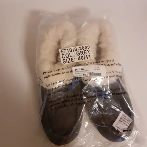 Ulltofflor  - Tofflor i äkta ull, helt oanvända och kvar i förpackning. Storlek 40/41 🤍