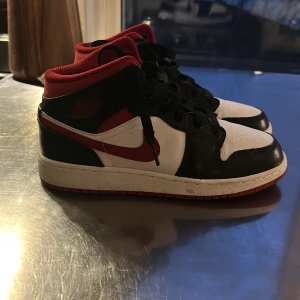 Jordan 1 - Dessa snygga skor säljs pga av ingen användning. Köptes för 1 år sen men kom aldrig till användning, hoppas de kommer till användning till någon annan!🙏🏼 I nyskick