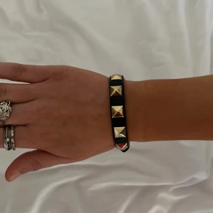 Valentinoarmband - Jag hjälper min syrra att sälja sitt valentinoarmband. Skick 8/10 använd men inga skador. Kan möjligtvis mötas upp men annars frakta. Pris 1200 men vid en snabb affär kan priset sänkas.