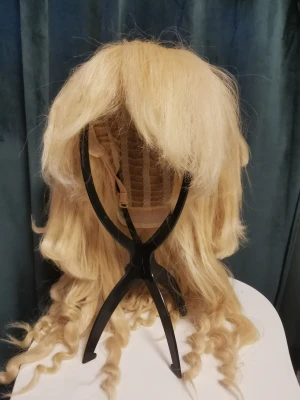 Fischl cosplay peruk - Kan platta den med plattång om de önskas innan den skickas:) 