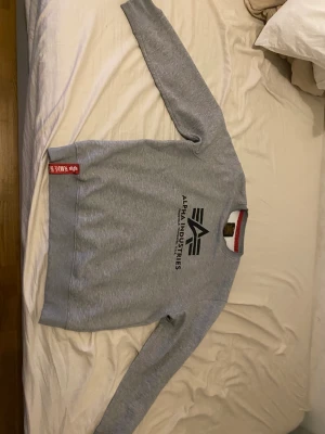 Alpha Industri Tröja  - Aplha industri tröja i helt nytt skick