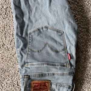 Blå jeans - Säljer dessa ljeans från levis för de har tyvärr blivit försmå för mig 