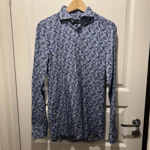 Skjorta  - Använd fåtal gånger, fint skick. Säljes då den inte används 