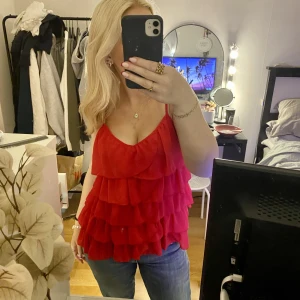 Rött linne  - Fint rött linne, inga defekter som ny, passar s❤️