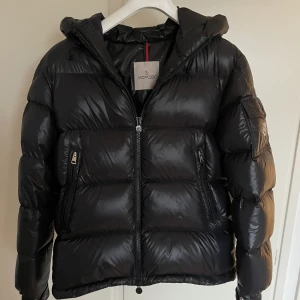 Moncler ecrins jacka - Säljer nu den perfekta vinterjackan!moncler ecrins i nytt skick (9,5/10). Köpt på NK och kvitto o tags följs med samt nypris på runt 17 000 kr. Tveka inte på att kontakta mig för fler frågor eller funderingar  Mvh Ludvig 