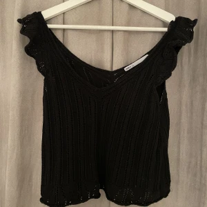 Topp - Sjukt snygg topp från ONLY. Storlek XXS men stor i storleken, passar folk som bär XS och S.❤️‍🔥❤️‍🔥Köp direkt för 50kr eller buda annat!