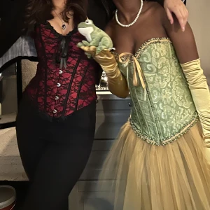 Korsett - Säljer både röd och grön korsett!  Grön är använd 1 gång och röd är använd 2ggr. 1 för 150 Båda för 250kr Storlek S på båda