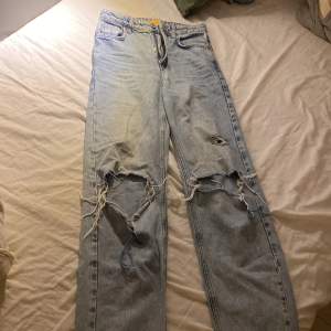 Ett par jeans från YoungGina med håll. Inte använda så mycket e därför jag säljer dom💗