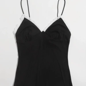 Svart topp - Svart topp, kom aldrig till användning, jätte fin på, xs-m pågrund av stretchigt material 💗