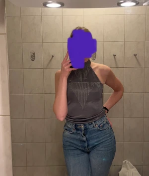 Halterneck-top - Glittrig halterneck-top. Använd. Gråglittrig med pärldetaljer. Strl M men passar också S.🧡