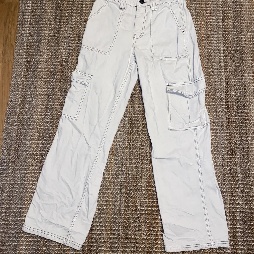 Coola cargobyxor från Urban outfitters. Köpte för 2 år sedan men växte ur de. Använda några enstaka gånger 🌟. Jeans & Byxor.