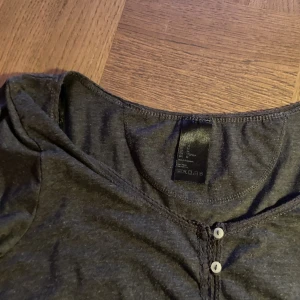 mysig långarmad med knappar - jättemysigt material, kommer inte till användning så säljer den 💗 använt ett par gnger 💗