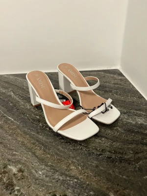 Klackar (helt nya) - Vita klackar i strl 38. Helt nya med prislapp kvar. Nypris 349kr.