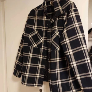 Fodrad flanell  - En flanell med tunt foder , bra till höst/vår . Stor i storleken men snygg oversized stil 