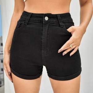 Fina svarta jeans shorts i stretchigt material, jätte fina i materialet och är väldigt bekväma!🤍Säljer pågrund av att de bara ligger i garderoben och dammar för tillfället.