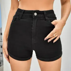 Fina svarta jeans shorts i stretchigt material, jätte fina i materialet och är väldigt bekväma!🤍Säljer pågrund av att de bara ligger i garderoben och dammar för tillfället.