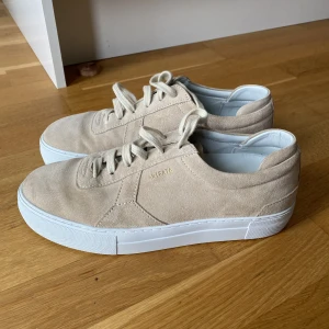 Axel Arigato Platform Sneakers - Axel Arigato skor i modell ’Platform Sneakers’. De är knappt använda så de är i väldigt bra skick. 