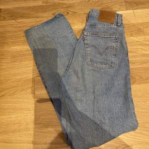 Straight, raka jeans, från Levi’s. Ljusblått tyg med väldigt bra passform. Nypris 1250 kronor. 