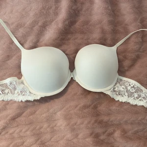 Vit push-up bh 80B - Säljer den då den inte passade. Helt oanvänd, bara testad. Så den är i toppskick! Från Maríemeili.