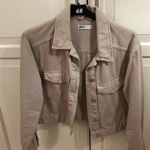 Beige jeansjacka💕 - Säljer min beigea jeansjacka från Gina i stl xs❣️nästan oanvänd