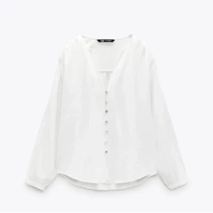 Blus från Zara - Jättefin blus från zara med knappar, har inte kommit till användning där av prislappen kvar! Bara att skriva för fler bilder, pris kan diskuteras🤍