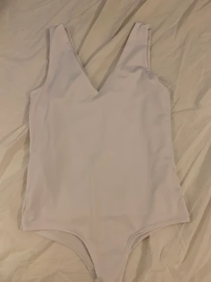 Vit body - En vit body, aldrig använd säljs pga fel storlek