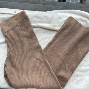 Rich girl- byxor  - Dem här köpte min jag i nk dem kosta 💲 igentligen 1600kr men aa svin mysiga iallafall!!😩. 