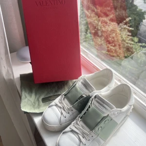Valentino skor - Valentino skor i strl 36, kommer med dustbag och skolåda